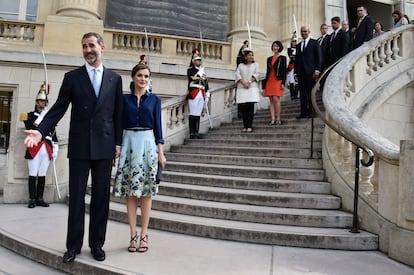 Los Reyes tras visitar la exposición sobre Velázquez. Doña Letizia viste una camisa azul y una falda bordada.