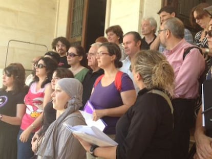 Diversos colectivos piden el indulto de la madre de Benij&uacute;zar a la puerta de la Subdelegaci&oacute;n del Gobierno.