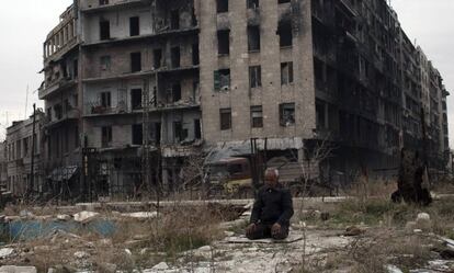 Un hombre reza en Alepo. 