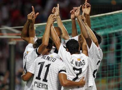 Los jugadores del Sevilla señalan al cielo en homenaje a Puerta tras el gol inicial de Renato.