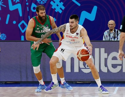 Juancho Hernangomez juega el balón durante el España - Bulgaria del Eurobasket este jueves.