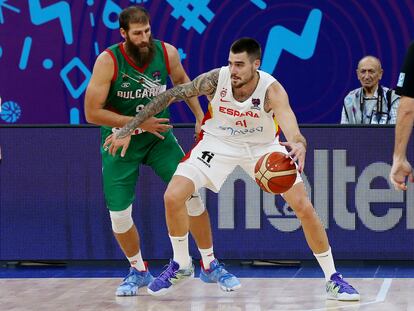 Juancho Hernangomez juega el balón durante el España - Bulgaria del Eurobasket este jueves.