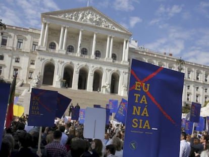 Manifestantes protestam na frente do Parlamento de Portugal contra a nova lei de eutanásia.