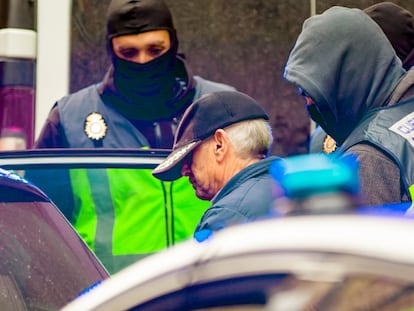 Agentes de la Policía Nacional trasladan a Pompeyo González tras su arresto, el pasado 25 de enero, en Miranda de Ebro (Burgos).