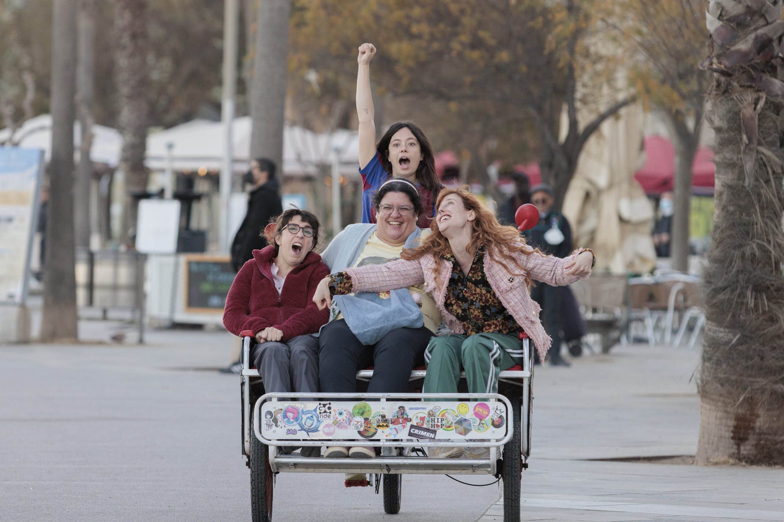 De izquierda a derecha: Anna Marchessi, Coria Castillo, Anna Castillo y Natalia de Molina en la serie 'Fácil'.