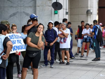 Personas hacen fila para ser recibidos por la ministra de Capital Humano, este 5 de febrero.