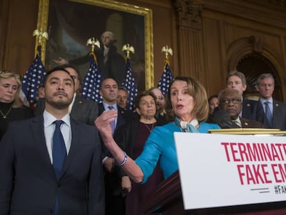 Nancy Pelosi y Joaquin Castro (izquierda) llaman a acabar con la declaración de emergencia de Donald Trump.