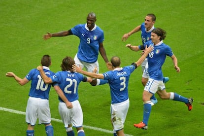 Los jugadores de Italia celebran un gol de Balotelli