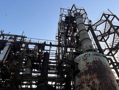 Fotografía tomada el 25 de marzo de 2024 en el interior de la fábrica de Union Carbide, en Bhopal, India, escenario del escape de gas en 1984.