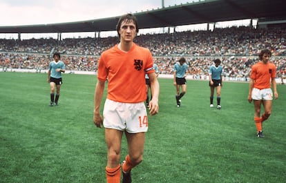 Team captain of the Dutch national football team Johan Cruyff (C), is leaving the pitch after winning the 1974 FIFA World Cup preliminary round match (group III) 2:0 against Ururguay on June 15th. (Photo by Werner Baum/picture alliance via Getty Images)