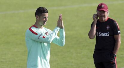 Cristiano gesticula en el último entrenamiento de Portugal.