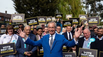 Nigel Farage, líder de Reform, posa con candidatos del partido en Chigwell (Reino Unido)