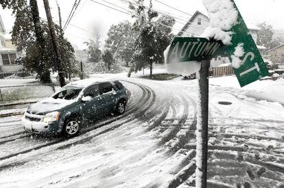 Un coche recorre una calle en Nueva Jersey.