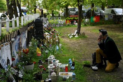 Un seguidor contempla varios objetos, ofrendas y fotografías depositados por seguidores del fallecido cantante y músico del Reino Unido George Michael en una de sus viviendas, en Highgate, al norte de Londres (Reino Unido).