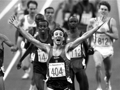 Fermín Cacho celebra la victoria en los 1.500 metros de Barcelona 92.