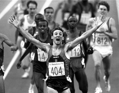 Fermín Cacho celebra la victoria en los 1.500 metros de Barcelona 92.