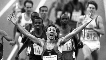 Fermín Cacho celebra la victoria en los 1.500 metros de Barcelona 92.