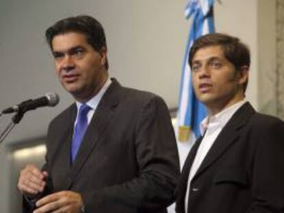 El jefe de Gabinete de Gobierno de Argentina, Jorge Capitanich (i), acompañado del ministro de Economía, Axel Kicillof (d), habla el pasado 24 de enero en Buenos Aires (Argentina).