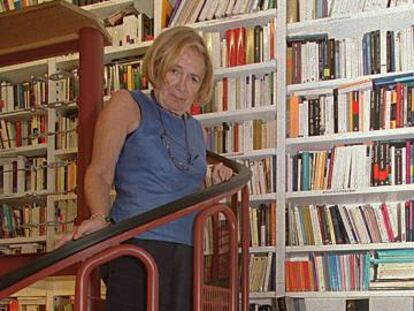 Mar&iacute;a Teresa Castells en la librer&iacute;a Lagun de San Sebasti&aacute;n. 