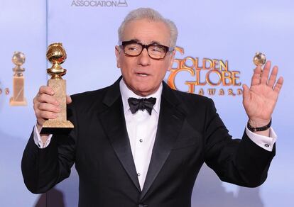 Scorsese muestra el Globo de Oro por la película infantil 'La invención de Hugo', una adaptación del libro de Brian Selznick, sobre un niño huérfano que vive entre los muros de una ajetreada estación parisina de trenes.