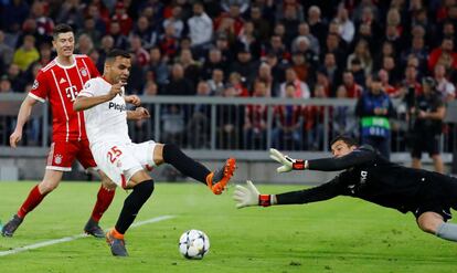 Gabriel Mercado (izquierda) y David Soria, en un momento del partido.