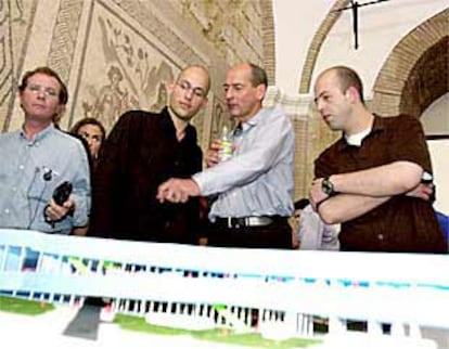 Rem Koolhaas, en el centro, junto a dos de sus colaboradores, frente a la maqueta del edificio.