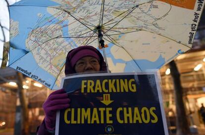 Una mujer protesta contra la fracturación hidráulica en Nueva York