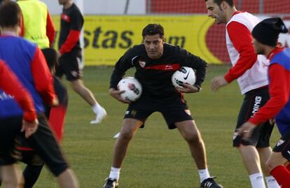 Míchel dirige un entrenamiento del Sevilla.
