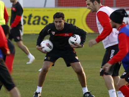 Míchel dirige un entrenamiento del Sevilla.