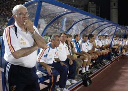 El entrenador Luis Aragonés contempla el partido amistoso de la selección española contra Venezuela.