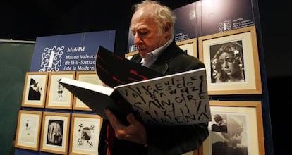 Eduardo Arroyo, con su Sangre y Arena, de Blasco Ibáñez.