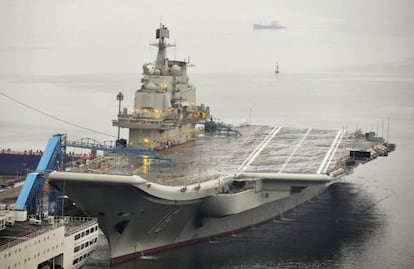 El 'Liaoning', primer portaaviones del Ejército chino, de fabricación soviética, arrimado al puerto de Dalian, en China, en 2012.