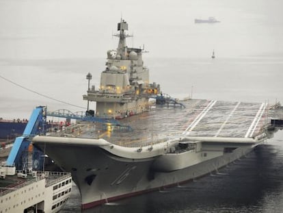 El 'Liaoning', primer portaaviones del Ejército chino, de fabricación soviética, arrimado al puerto de Dalian, en China, en 2012.