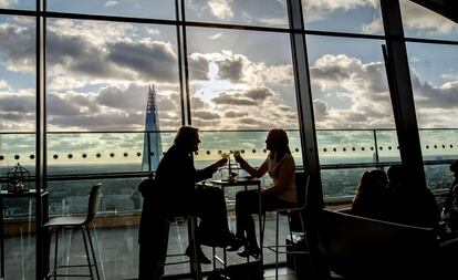 Las plantas 35, 36 y 37 del nmero 20 de Fenchurch Street, cerca del Tmesis y el puente de Londres, lo ocupa una suerte de jardn tropical con dos restaurantes y un caf-bar. Sky Pod, que as se llama este ltimo, empieza el da con desayunos que incluyen muffins y pasteles varios, y termina de noche con ccteles (unos 16 euros). Y lo mejor de todo: la vista al rascacielos The Shard (La Esquirla, al fondo en la foto), proyectado por Renzo Piano, que se eleva esbelto en el perfil urbano londinense.