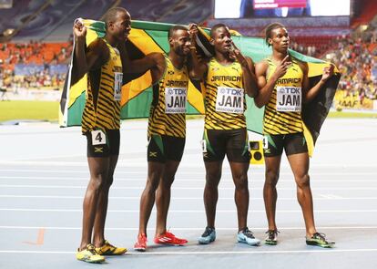 El equipo jamaicano de 4x400, que logró la medalla de plata. De izquierda a derecha: Javon Francis, Edino Steele, Rusheen McDonald y Omar Johnson 