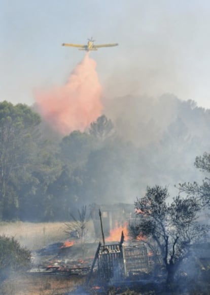 Un hidroavión lanza agua sobre el incendio declarado este mediodía en Vilopriu (Girona).