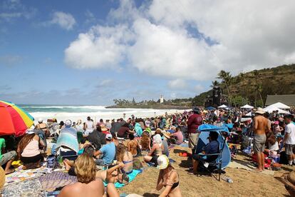 Aunque la temporada de olas está llena de campeonatos, incluyendo el cierre del circuito mundial de primera categoría de surf, el Eddie Aikau es uno de los eventos más populares del archipiélago, donde el surf forma parte de la vida diaria de sus habitantes. Este jueves, aunque el día amaneció nublado, al final salió el sol, dejando un día perfecto de sol, playa y olas.