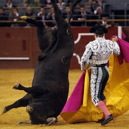 El quinto toro de la tarde da una voltereta a la salida de un capotazo de Morante de la Puebla.