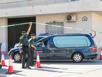 Miembros de los servicios funerarios llegan a la vivienda donde murieron a manos de su abuelo dos niños en Huétor Tájar (Granada) este lunes.