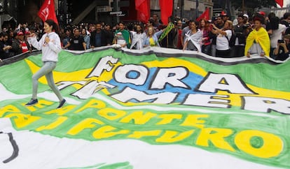 Uno de los carteles más impresionantes de cuantos clamaban por el 'Fora Temer'.