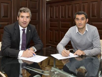 Firma del contrato de renovación de Ernesto Valverde, a la derecha, que aparece junto a Josu Urrutia.