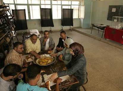 Miembros de una mesa electoral almuerzan en la ciudad de Salé, cercana a Rabat.