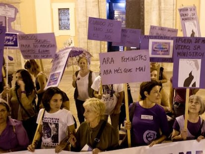 Miembros de la Coordinadora pel Dret a Decidir protestan frente a la catedral de Valencia.