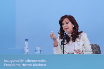 La expresidenta de Argentina, Cristina Fernández de Kirchner,  habla durante la inauguración del micro Estadio "Néstor Kirchner" en la ciudad de Quilmes, provincia de Buenos Aires (Argentina).