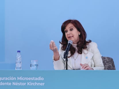 La expresidenta de Argentina, Cristina Fernández de Kirchner,  habla durante la inauguración del micro Estadio "Néstor Kirchner" en la ciudad de Quilmes, provincia de Buenos Aires (Argentina).