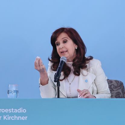 La expresidenta de Argentina, Cristina Fernández de Kirchner,  habla durante la inauguración del micro Estadio "Néstor Kirchner" en la ciudad de Quilmes, provincia de Buenos Aires (Argentina).