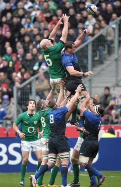 El irlandés Heaslip trata de atrapar el balón.