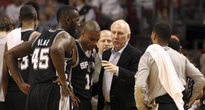 Popovich habla con su equipo durante el partido contra Miami.