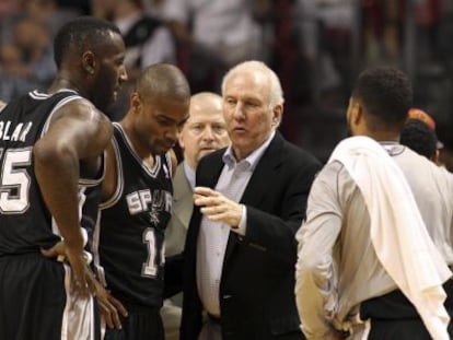 Popovich habla con su equipo durante el partido contra Miami.