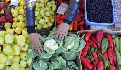 Productos hortofrutícolas en un mercado de Valjevo (Serbia).